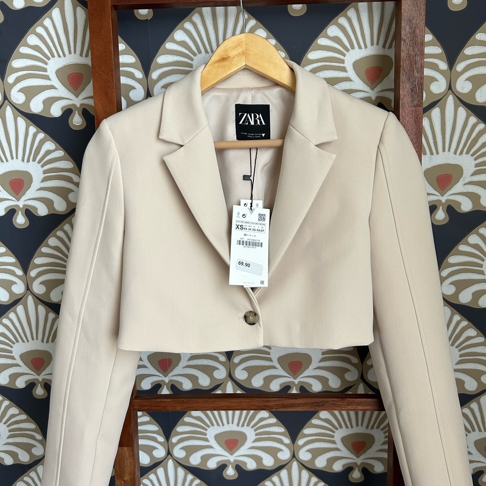 Elevate style with this XS Zara blazer! Perfect for office or night out.